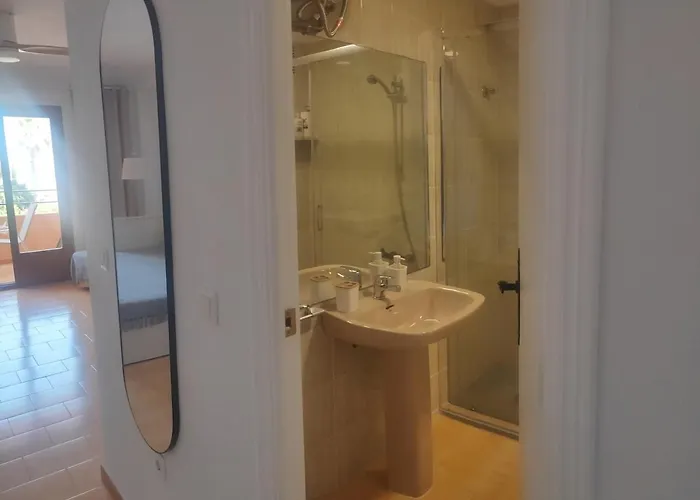 Studio Apartment *